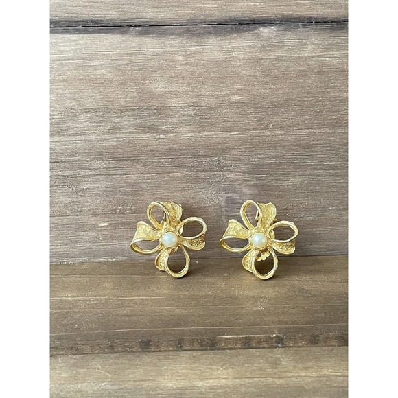 Vintage Pearl Flower Clip-On Earrings - Gold Tone Metal Faux Stone - Picture 7 of 7